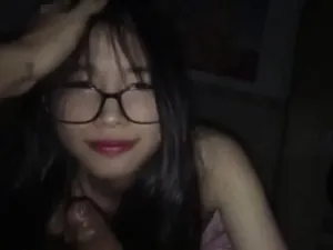 Vợ yêu đi ca đêm, lẻn sang trọ để em học sinh kính cận liếm cu
