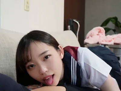 Nữ học sinh ngây thơ bị tên ba cóc chọc chuối giả vào lồn